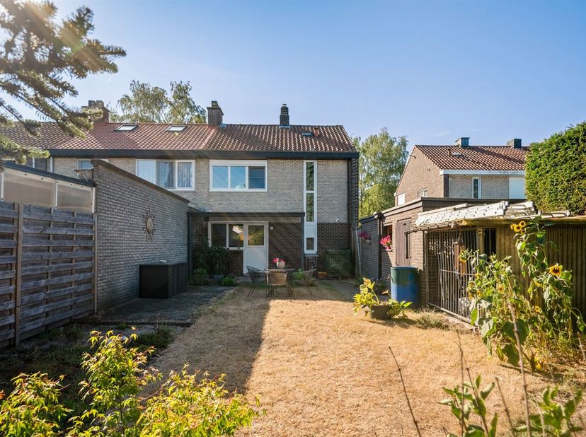 Instapklare gezinswoning met 3 slaapkamers en garage<br />
Locatie:<br />
De woning is zeer rustig gelegen in een kindvriendelijke woonwijk te Schorvo