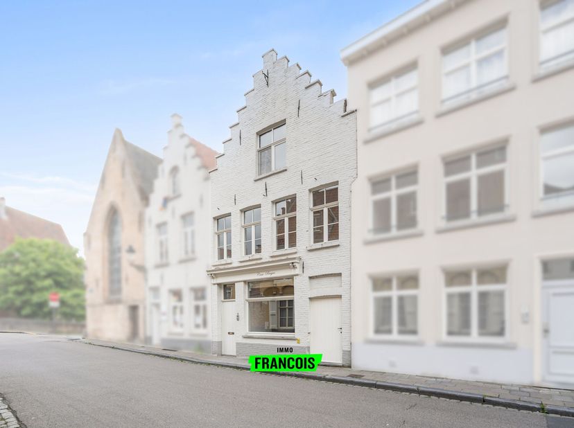 Entre le Zand et la Grand-Place, dans le centre historique de Bruges, se trouve cette charmante maison de ville prête à emménager. La maison bénéficie