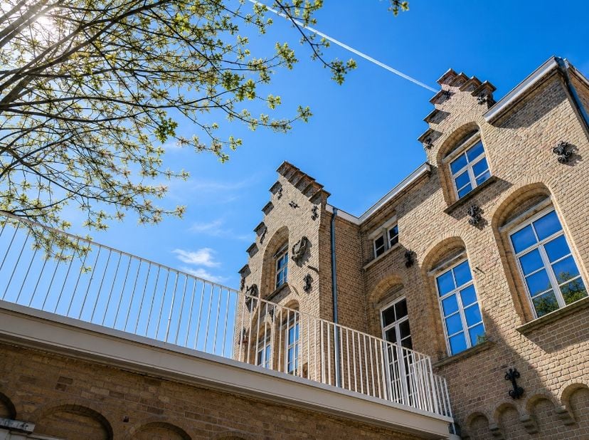 gelegen in het prachtige historische gebouw residentie 't Keizershof in Diksmuide, zijnde een voormalige school met klooster en kapel<br />
<br />
in