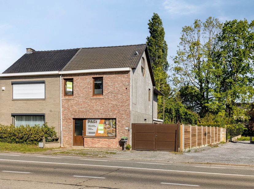 Cette maison confortable, nécessitant quelques finitions, comprend au rez-de-chaussée un bureau, une salle à manger lumineuse et potentiellement charm