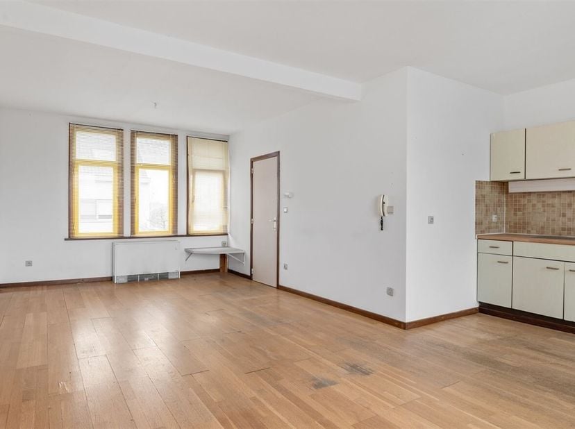 Journée portes ouvertes le samedi 14 mars de 14h à 15h<br />
Immeuble commercial situé au centre de la ville + appartement en duplex<br />
Situation<b