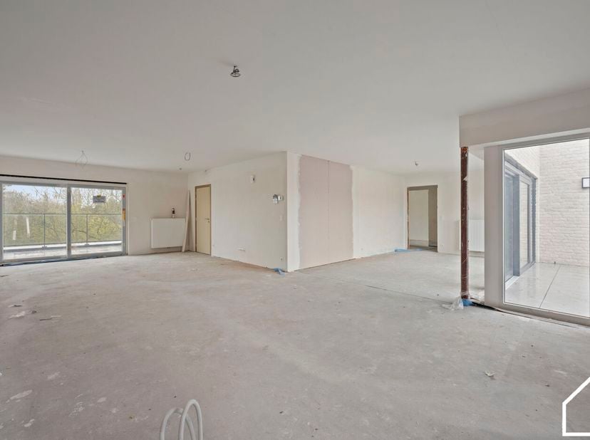 Penthouse op de 3de verdieping (126m²) van een blok met 7 appartementen. Dit appartementen bestaat uit een ruime living met veel lichtinval, een uitge