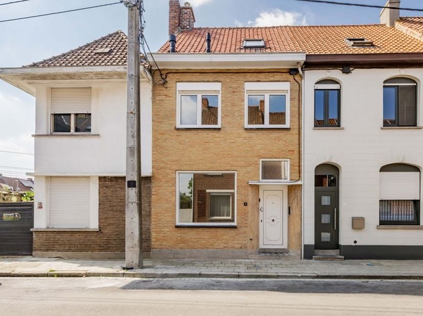 Ben je op zoek naar een instapklare, smaakvol gerenoveerde woning waar modern comfort en energiezuinigheid hand in hand gaan? Deze parel in Bissegem w