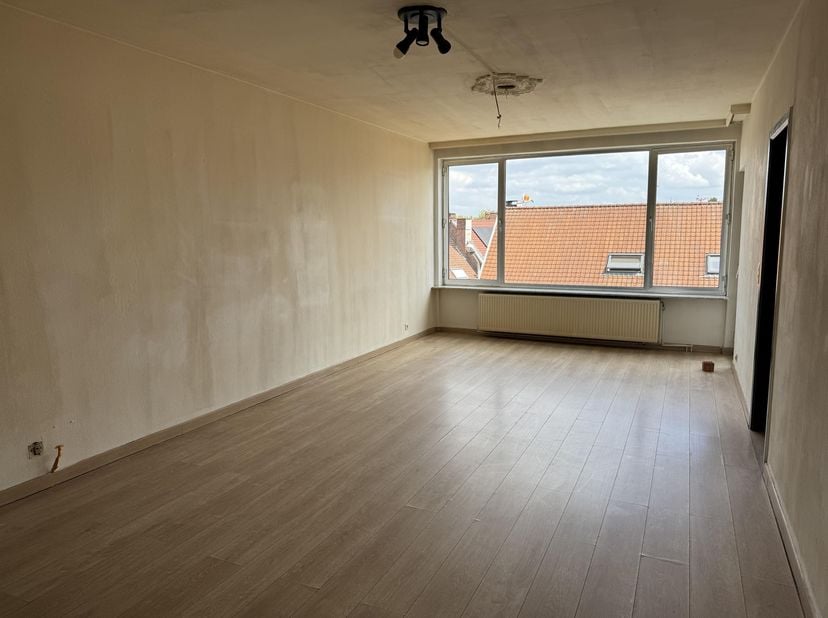 Appartement te koop met een ruime woonkamer, een volledig uitgeruste keuken met aangrenzende bijkeuken (ideaal voor bijvoorbeeld een wasmachine), een