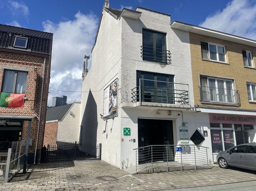 Handelspand van 1.079 m² met tal van mogelijkheden<br />
<br />
Bent u op zoek naar een ruime en veelzijdige handelsruimte die u volledig naar eigen