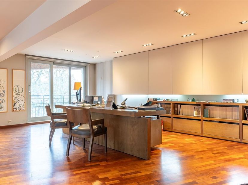 Property One, uw vastgoedpartner in Ukkel, stelt u een appartement met drie slaapkamers voor, momenteel ingericht als kantoor, gelegen in de gegeerde