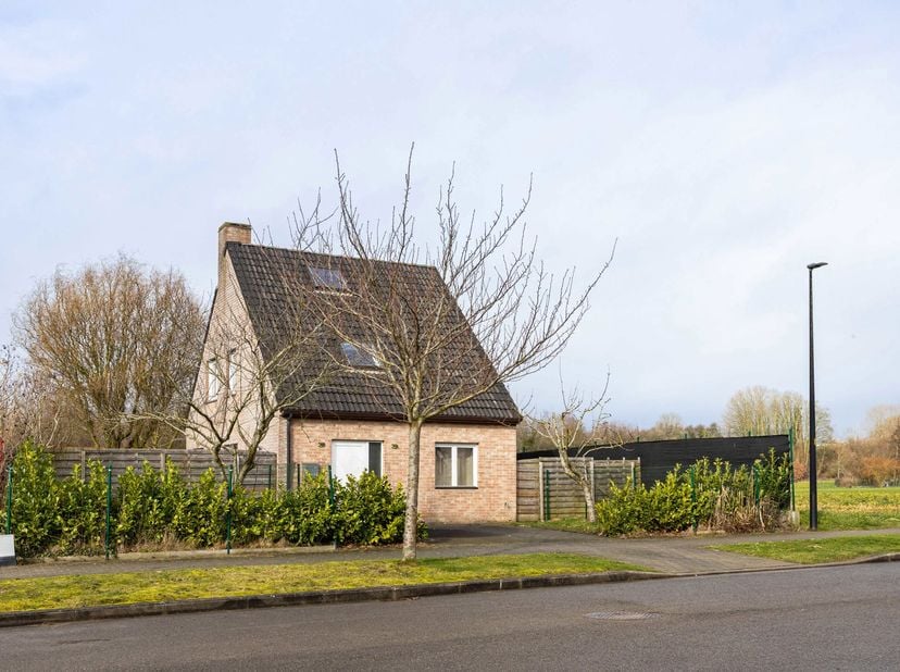 Deze compacte open bebouwing, gebouwd in 2006 en gelegen in de Walenweg te Ronse, biedt een praktische indeling, aangenaam wooncomfort en een rustige