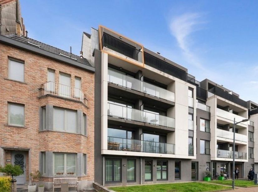 Cet appartement moderne est situé au deuxième étage de la résidence récemment construite "James Cook". La résidence est à distance de marche des arrêt