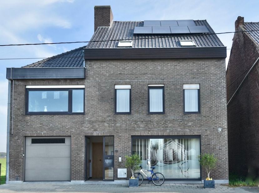 Bent u op zoek naar een commerciële ruimte met een praktijkgerichte indeling en veel mogelijkheden voor diverse activiteiten? Zoek niet verder!<br />