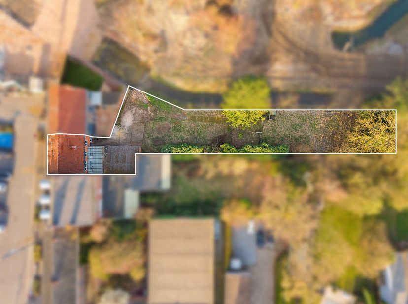Bent u op zoek naar een eigendom met potentieel op een rustige, doch vlot bereikbare locatie? Dan is dit pand gelegen aan Laagdorp 21 te Alken absoluu