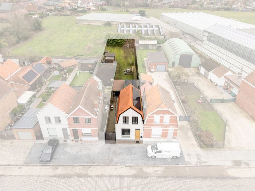 Op zoek naar een totaal gerenoveerde, instapklare woning met grote tuin? Dan is deze woning wat u zoekt.<br />
De woning is gelegen vlakbij het centru