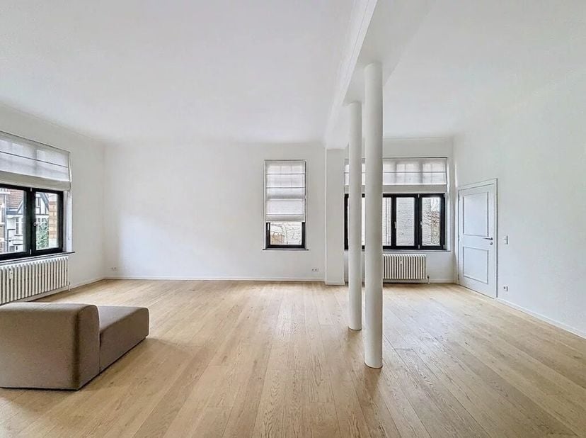 Barnes présente ce Penthouse dexception entièrement rénové avec son splendide rooftop de plus de 60m2<br />
Situé sur la très prisée Avenue de la Flor