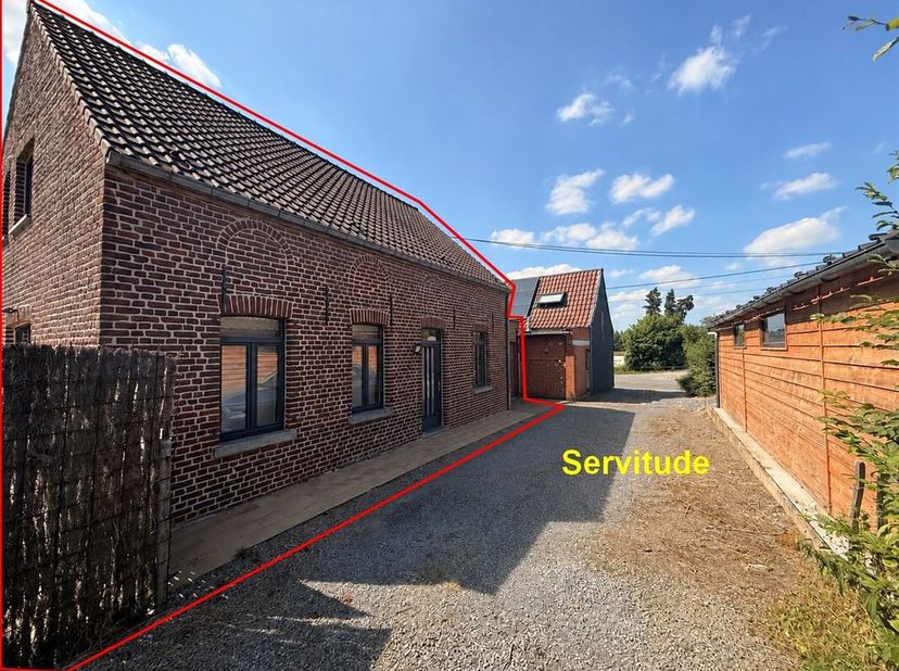 Mooie woning gelegen op een perceel van 8 are en 73 centiare in het hart van het dorp Béclers, iets terugliggend ten opzichte van de openbare weg.<br