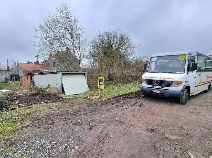 Prix: 45.000 euros, frais d'agence non inclus et à charge de l'acquéreur.<br />
Terrain à bâtir de +/- 19 mètres de façade sur +/- 18 mètres de profon