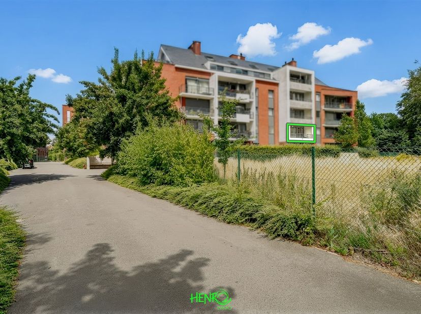 Idéalement situé en plein centre de Templeuve, au sein de la résidence « Le Château », ce bel appartement 2 chambres vous séduira par son cadre de vie