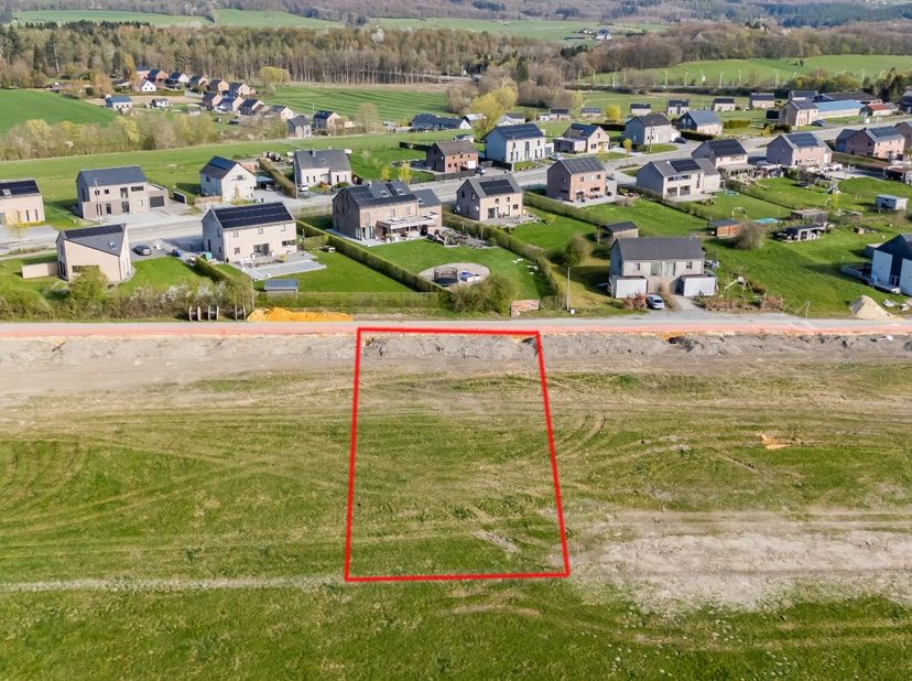 ERA B-LUX biedt u dit bouwperceel aan, ideaal gelegen in Sinsin, met een prachtig open uitzicht over het platteland. Met een oppervlakte van 1.000 m²
