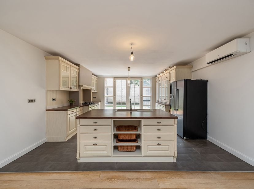 Deze ruime, energiezuinige woning bevindt zich in het centrum van Aartselaar, op wandelafstand van scholen, winkels, openbaar vervoer en supermarkten.