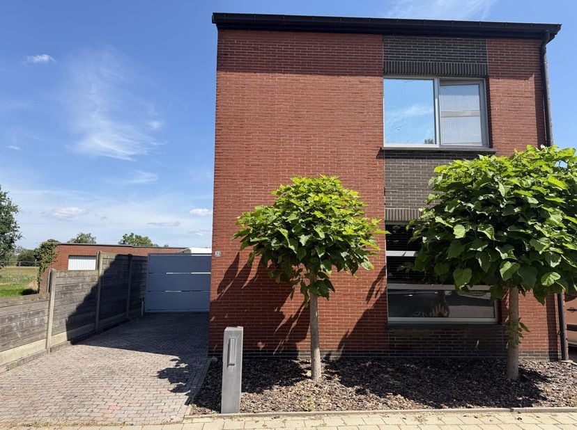 Goed gelegen instapklare halfopen bebouwing (met open wachtgevel) net buiten centrum van Herenthout. Uitstekend onderhouden woning met 3 slaapkamers e