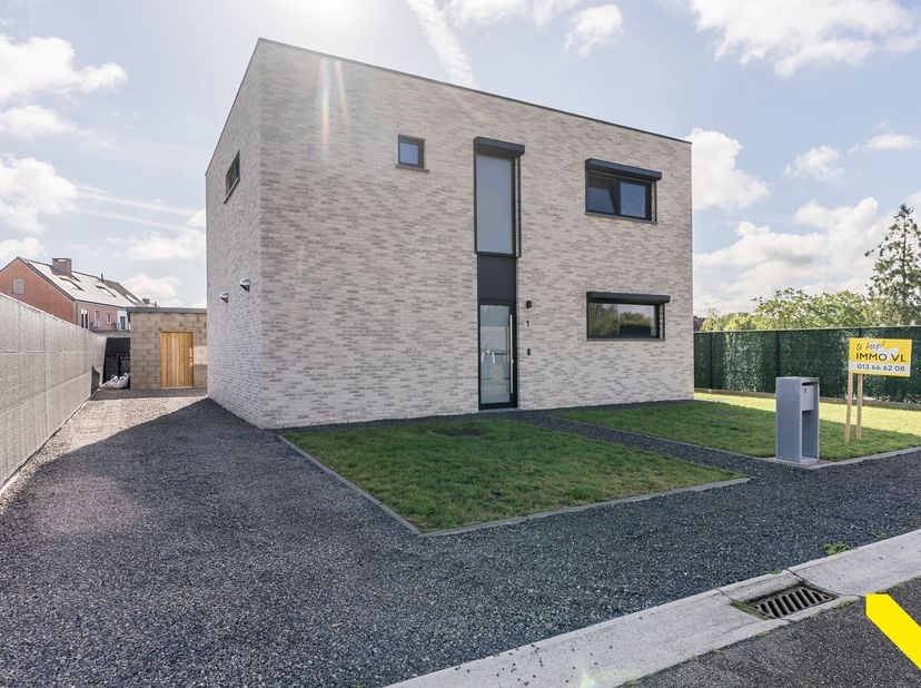 Prachtige energiezuinige open bebouwing.<br />
We betreden deze recente (2024) energiezuinige woning via de ruime inkomhal met vestiaire en gastentoil
