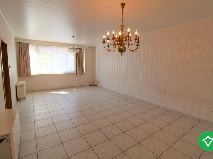 Het appartement is gelegen in het centrum van Roeselare op wandelafstand van de winkelstraat, Geitenpark...<br />
Dit instapklaar appartement is een g