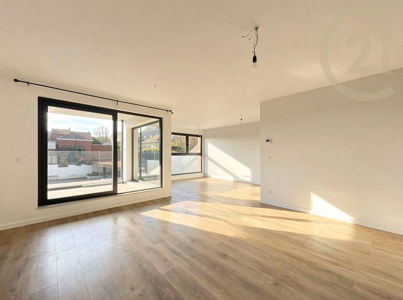 Kom en ontdek deze prachtige gloednieuwe luxe flat in het centrum van Auvelais, dicht bij winkels en openbaar vervoer.<br />
Deze flat bestaat uit ee