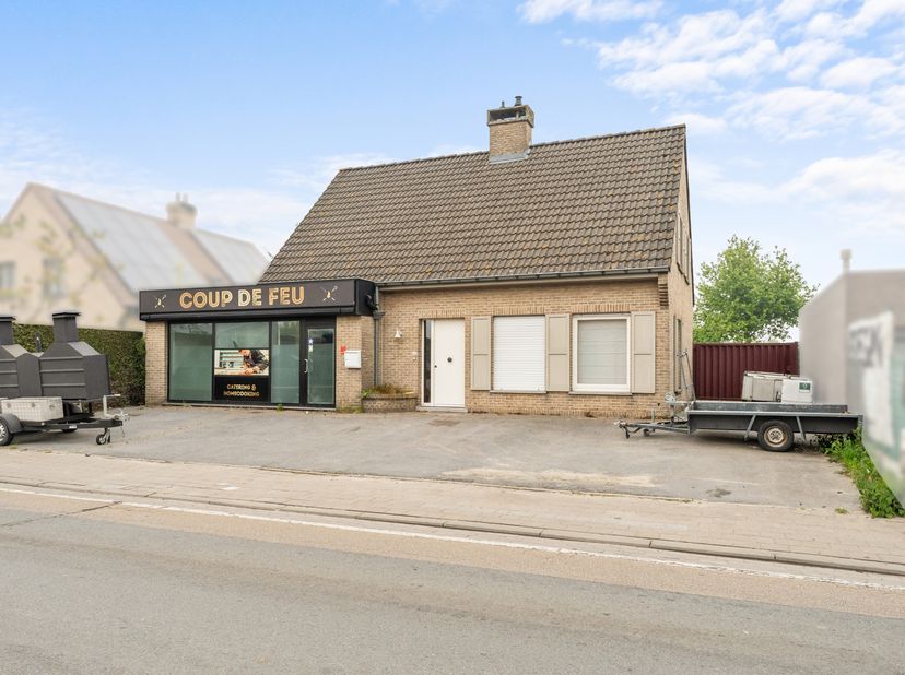 Bent u op zoek naar een pand waar u wonen en werken kunt combineren?<br />
Dit centraal gelegen handelspand met woonst biedt heel wat mogelijkheden vo