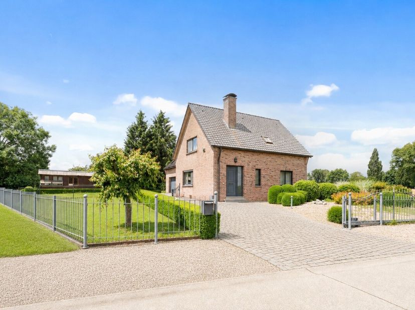 Op zoek naar een woning met veel potentieel, ruimte en een rustige ligging in het groen? Dan is deze eigendom aan de Kleibergstraat 65 te Brakel zeker