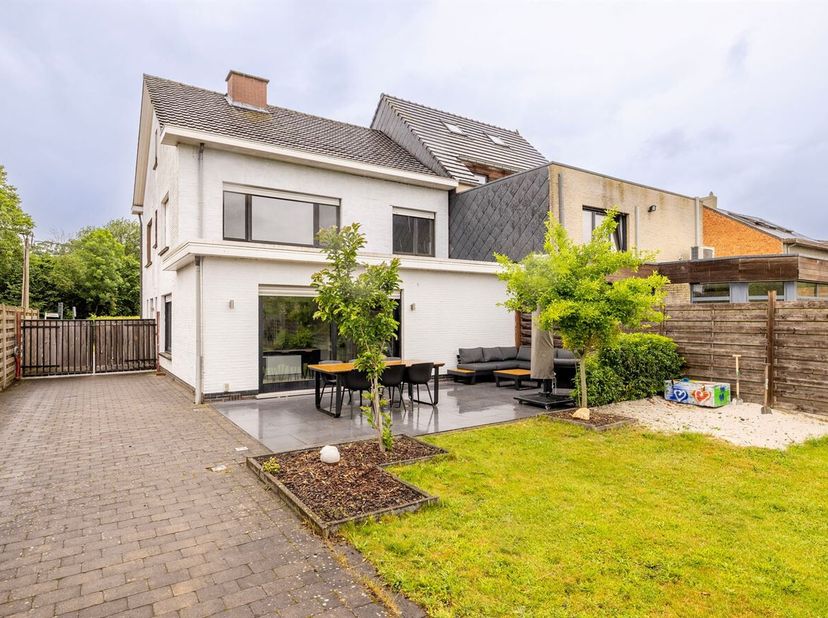 Spacieuse maison rénovée sur un terrain d'environ 623 m²<br />
Aménagement :<br />
Rez-de-chaussée :<br />
Hall d'entrée avec toilettes invités, espac