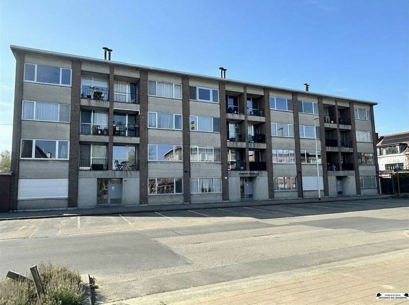 Gelegen in het charmante Edegem vindt u dit instapklare en uitstekend onderhouden appartement, inclusief garagebox. Een ideale combinatie van comfort,