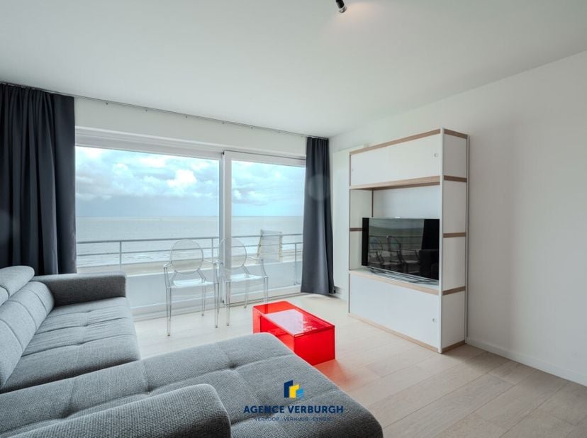 Ontdek dit prachtig en kwalitatief gerenoveerde appartement op de tiende verdieping van een uitstekend onderhouden residentie. Het appartement werd vo