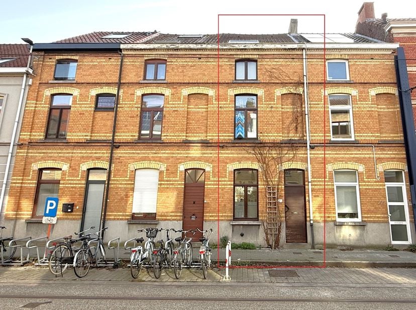 Charmante woning met zonnige stadstuin op topligging! Deze leuke woning is instapklaar en is ideaal gelegen op wandelafstand van het Sint-Pietersstati
