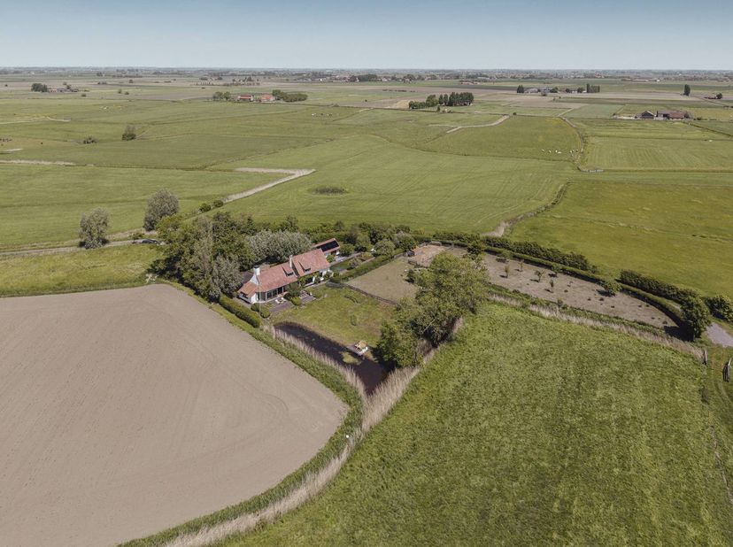 In het rustige Lampernisse, het stilste dorp van Vlaanderen, bevindt zich dit exclusieve landhuis op een uitzonderlijke locatie midden in het open pol