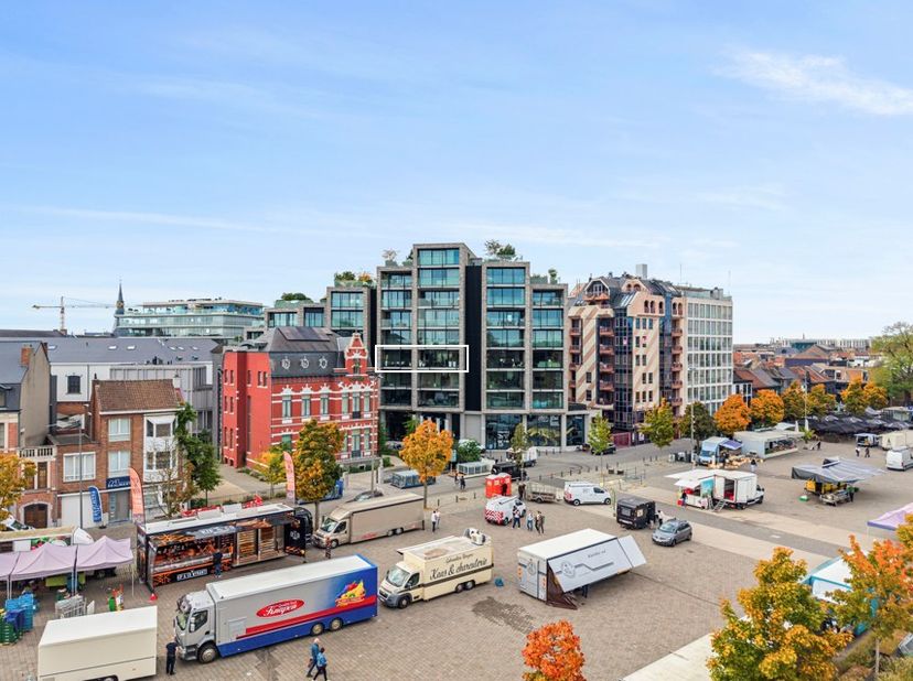 Verkoop onder registratierechten. Dit instapklaar en ruim appartement vinden we terug op het Kolonel Dusartplein, aan de binnenzijde van de kleine rin