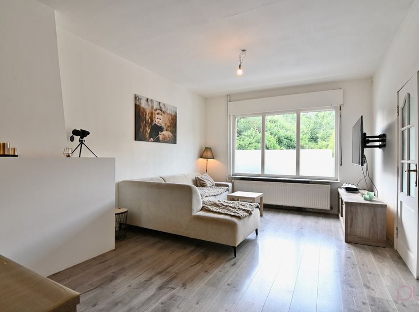 Deze ruime gesloten bebouwing is gelegen in het landelijke Mechelen-Bovelingen bij Heers op een perceel van 10a80ca. De woning geniet van een groen en