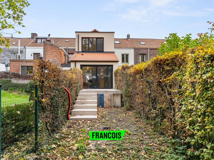 Cette maison de ville clé en main, rénovée pour un usage personnel, bénéficie dun excellent emplacement le long des remparts de Bruges, à distance de