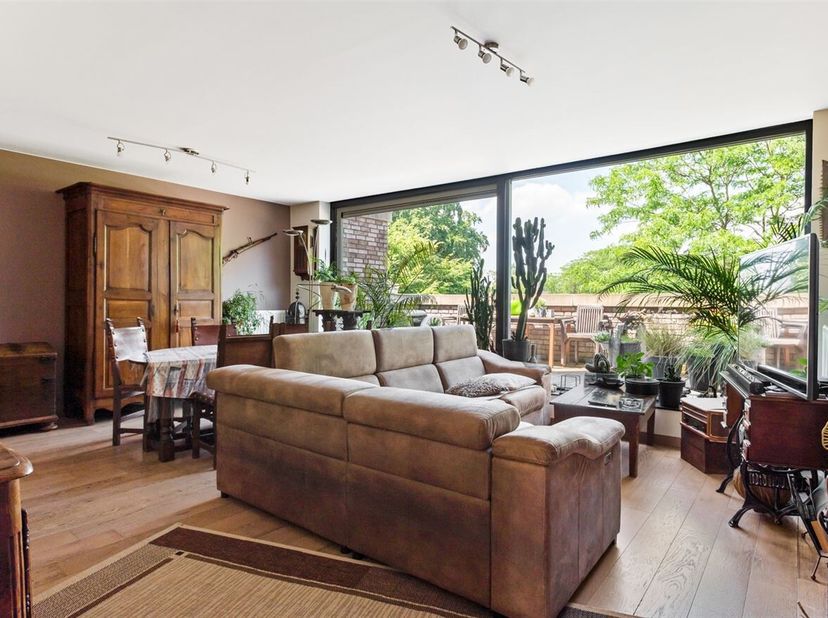 Journée portes ouvertes le samedi 14 mars de 15h30 à 16h30<br />
Appartement duplex clé en main à vendre - Molenweg 50A, Brasschaat<br />
Situation :<