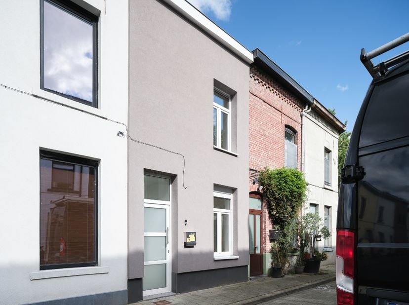 Instapklare stadswoning met EPC B-score nabij Gent centrum<br />
<br />
Voor bezoekaanvragen, mail naar info@carloeggermont.be<br />
<br />
Deze rijwo