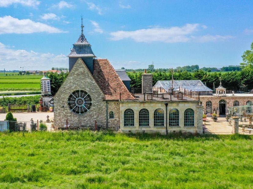 Construite en 1997 et achevée en 2000, cette propriété à vendre respire l'authenticité et la classe rustique. C'est actuellement une base commerciale,