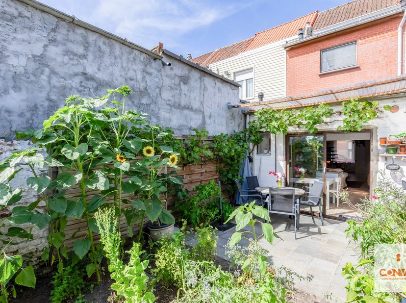 Deze toffe woning is gelegen in een rustige straat op wandelafstand van lokale handelaars, winkels en scholen. Het stadscentrum van Gent is gemakkelij