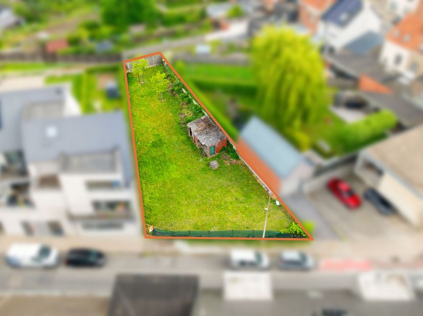 Ruim stuk bouwgrond van 489 m² aan de rand van het centrum Ieper.<br />
Heel wat mogelijkheden - alsook voor projectontwikkeling!<br />
Interesse in d