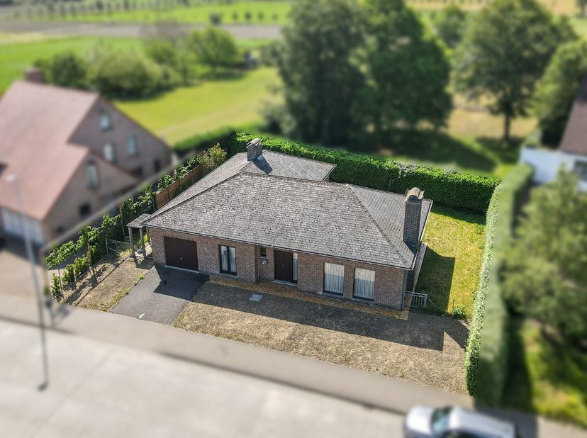 Vrijstaande bungalow met 3 slaapkamers, garage en zongerichte tuin, centraal gelegen in Aartrijke. De woning staat op een perceel van 560 m² en biedt