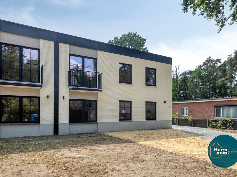 Volledig gerenoveerd gelijkvloersappartement met tuin, garage en 3 slaapkamers.<br />
Op zoek naar een ruim en instapklaar appartement met een eigen t
