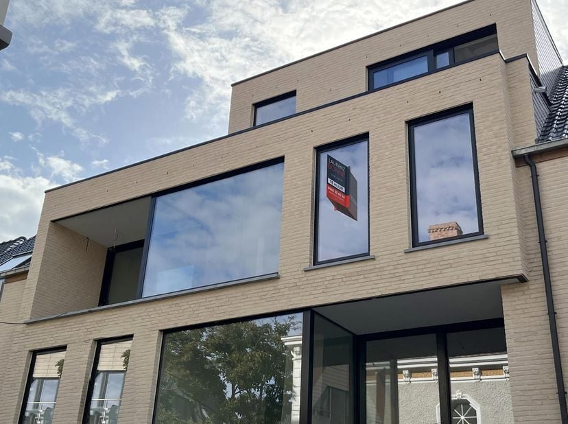 Het appartement scoort goed qua energiezuinigheid dankzij z’n eigen energie met ZONNEPANELEN, vloer- muur en plafondisolatie, ventilatie,..<br />
Het