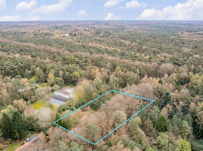 Uniek perceel met vergunde villa op toplocatie in het groen<br />
Droomt u van een exclusieve villa met maximale privacy, omgeven door natuur en toch