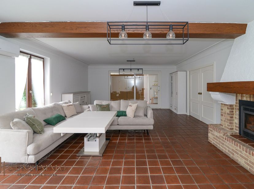 Deze vrijstaande ruime woning is gelegen in een residentiële woonwijk, op een mooi perceel van 7a 92ca te Boxberg - Genk. Dankzij de renovatiewerken o