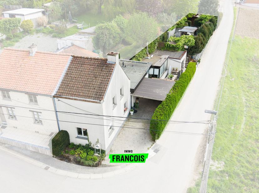 Gelegen in het hart van de Vlaamse Ardennen, op de grens met Zottegem, bevindt zich deze charmante woning op een uitzonderlijk rustige locatie. Hier g