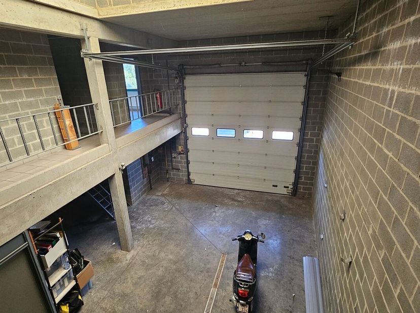 Centraal gelegen opslagruimte van ca 220 m² op enkele minuten van het centrum.<br />
Gelijkvloers: mooie open ruimte met een hoge sectionale poort.<br