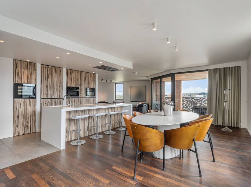 Appartement unique (154 m², 5ème étage, ascenseur) + terrasse ensoleillée (23 m²) près du centre de Hasselt avec vue sur le Quartier Bleu.<br />
<br /