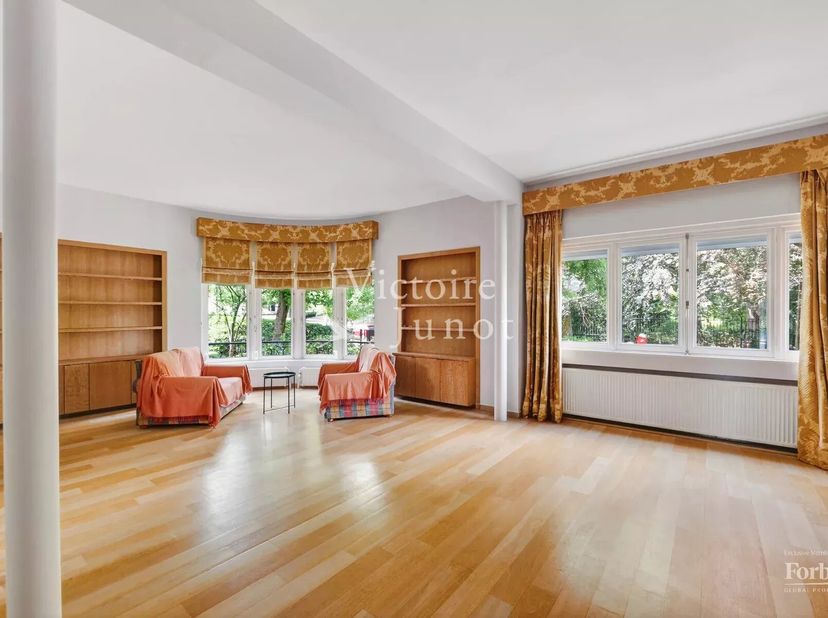 Ontdek deze prachtige 'Art Déco'- woning (bebouwde oppervlakte +- 523 m²) met tuin (Z) ideaal gelegen tussen Montgomery en Vogelzang. Deze woning best