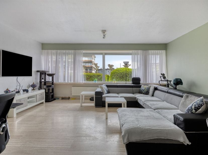 Dit zeer ruime en instapklare gelijkvloers appartement beschikt over 3 slaapkamers, staanplaats en een bewoonbare oppervlakte van maar liefst 124 m².